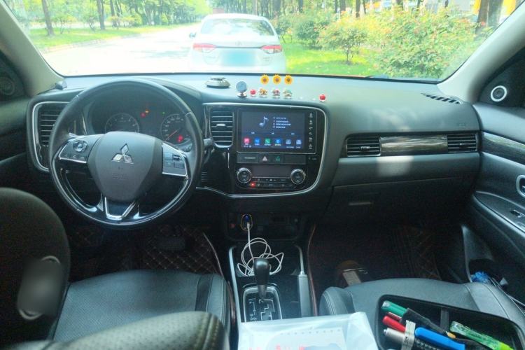 Used Mitsubishi Outlander 2017 2.0L Two-Wheel Drive Glory Edition 5 Seats Center Console