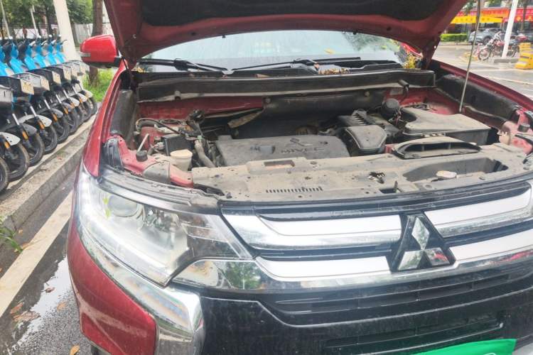 Used Mitsubishi Outlander 2017 2.0L Two-Wheel Drive Glory Edition 5 Seats Engine Bay Right