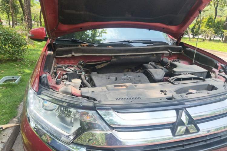 Used Mitsubishi Outlander 2017 2.0L Two-Wheel Drive Glory Edition 5 Seats Engine Bay Right