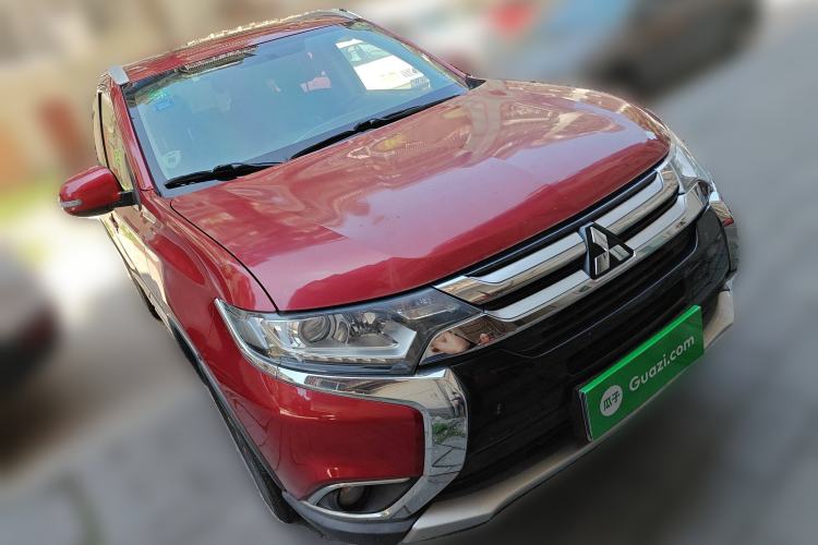 Used Mitsubishi Outlander 2017 2.0L Two-Wheel Drive Glory Edition 5 Seats Front Right 45 Deg
