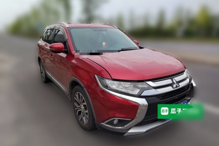 Used Mitsubishi Outlander 2017 2.0L Two-Wheel Drive Glory Edition 5 Seats Front Right 45 Deg