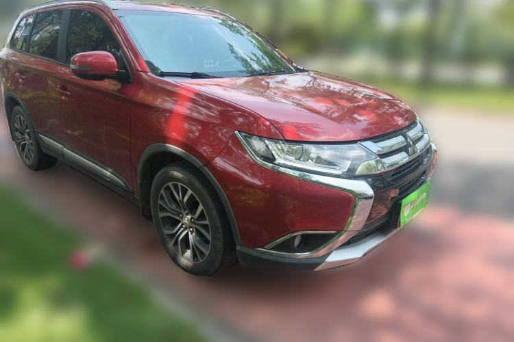 Used Mitsubishi Outlander 2017 2.0L Two-Wheel Drive Glory Edition 5 Seats Front Right 45 Deg