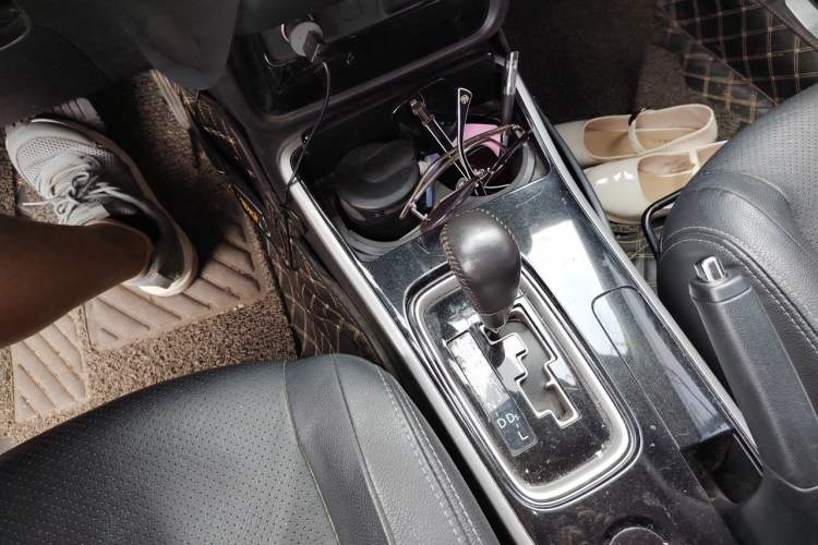 Used Mitsubishi Outlander 2017 2.0L Two-Wheel Drive Glory Edition 5 Seats Gear Lever