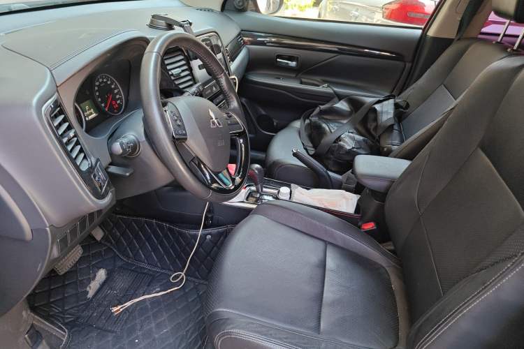 Used Mitsubishi Outlander 2017 2.0L Two-Wheel Drive Glory Edition 5 Seats Left Front Seat