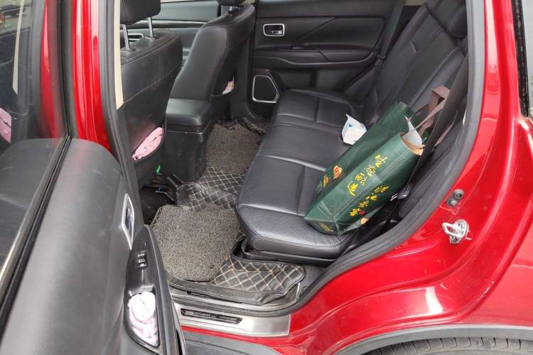 Used Mitsubishi Outlander 2017 2.0L Two-Wheel Drive Glory Edition 5 Seats Left Rear Seat