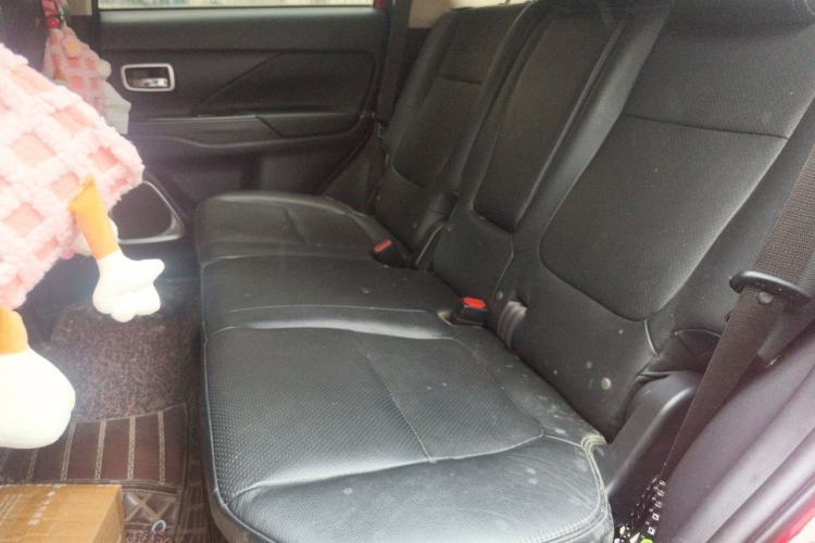 Used Mitsubishi Outlander 2017 2.0L Two-Wheel Drive Glory Edition 5 Seats Left Rear Seat