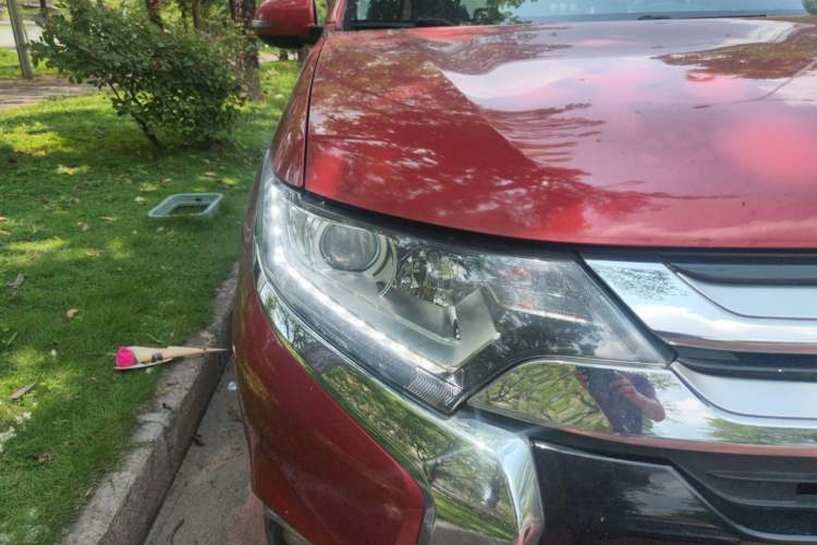 Used Mitsubishi Outlander 2017 2.0L Two-Wheel Drive Glory Edition 5 Seats Right Front Headlight