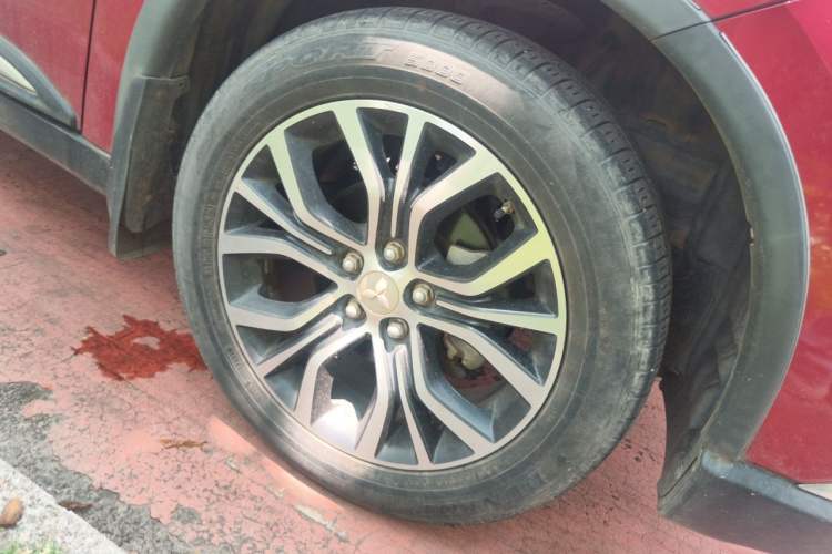 Used Mitsubishi Outlander 2017 2.0L Two-Wheel Drive Glory Edition 5 Seats Right Front Wheel Hub