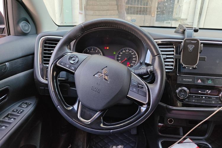Used Mitsubishi Outlander 2017 2.0L Two-Wheel Drive Glory Edition 5 Seats Steering Wheel
