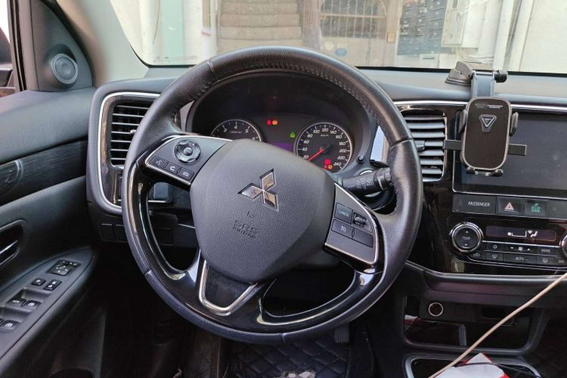 Used Mitsubishi Outlander 2017 2.0L Two-Wheel Drive Glory Edition 5 Seats Steering Wheel