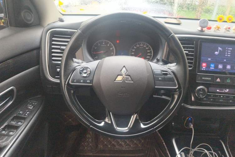 Used Mitsubishi Outlander 2017 2.0L Two-Wheel Drive Glory Edition 5 Seats Steering Wheel