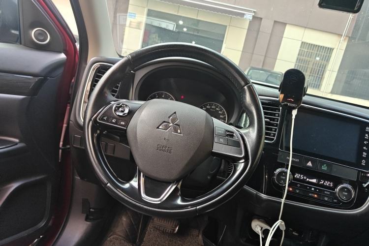 Used Mitsubishi Outlander 2017 2.0L Two-Wheel Drive Glory Edition 5 Seats Steering Wheel