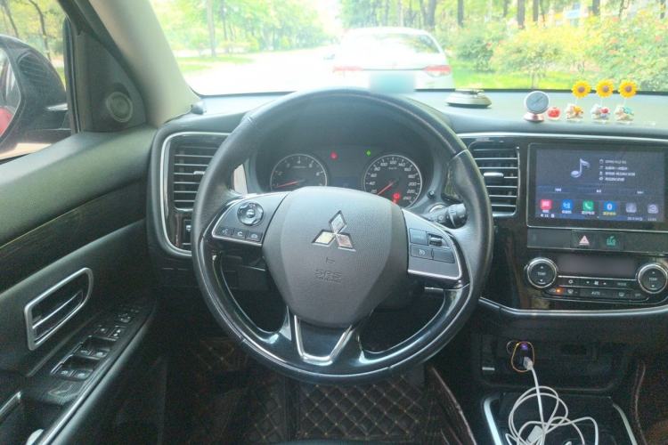 Used Mitsubishi Outlander 2017 2.0L Two-Wheel Drive Glory Edition 5 Seats Steering Wheel