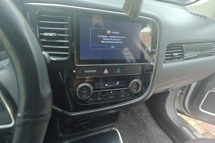 Used Mitsubishi Outlander 2017 2.0L Two-Wheel Drive Glory Edition 5 Seats Audio And AC Panel