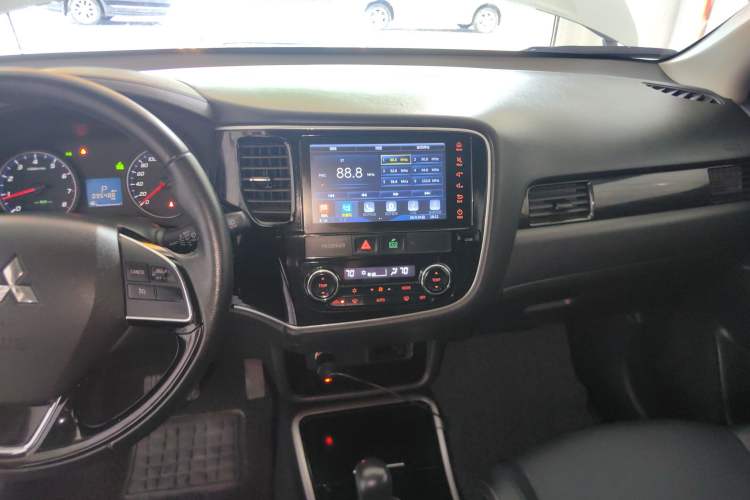 Used Mitsubishi Outlander 2017 2.0L Two-Wheel Drive Glory Edition 5 Seats Audio And AC Panel