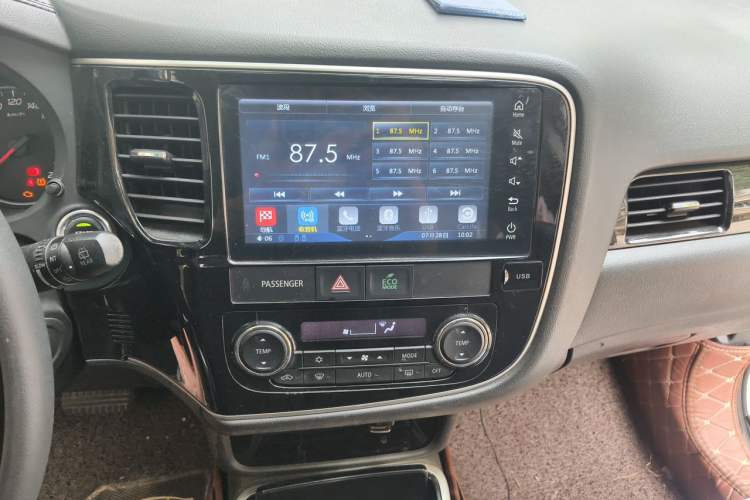Used Mitsubishi Outlander 2017 2.0L Two-Wheel Drive Glory Edition 5 Seats Audio And AC Panel