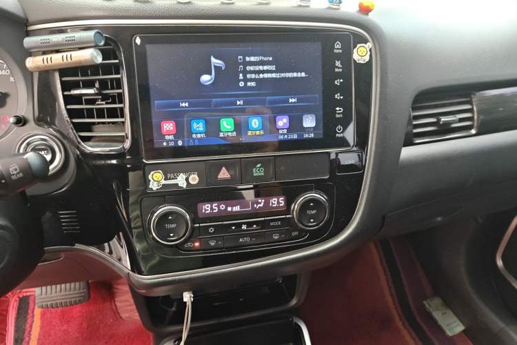 Used Mitsubishi Outlander 2017 2.0L Two-Wheel Drive Glory Edition 5 Seats Audio And AC Panel