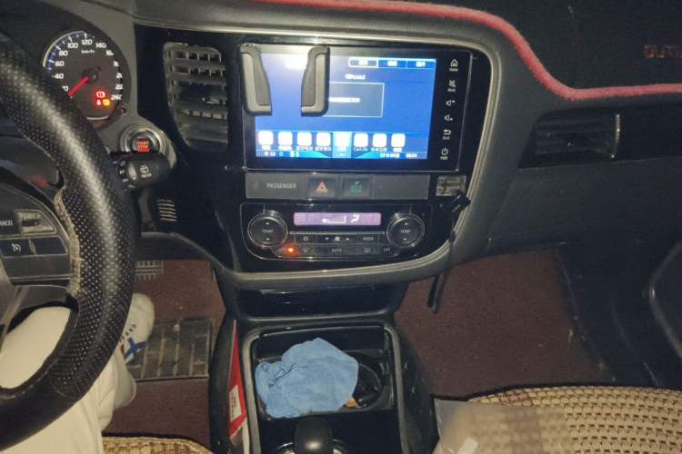 Used Mitsubishi Outlander 2017 2.0L Two-Wheel Drive Glory Edition 5 Seats Audio And AC Panel