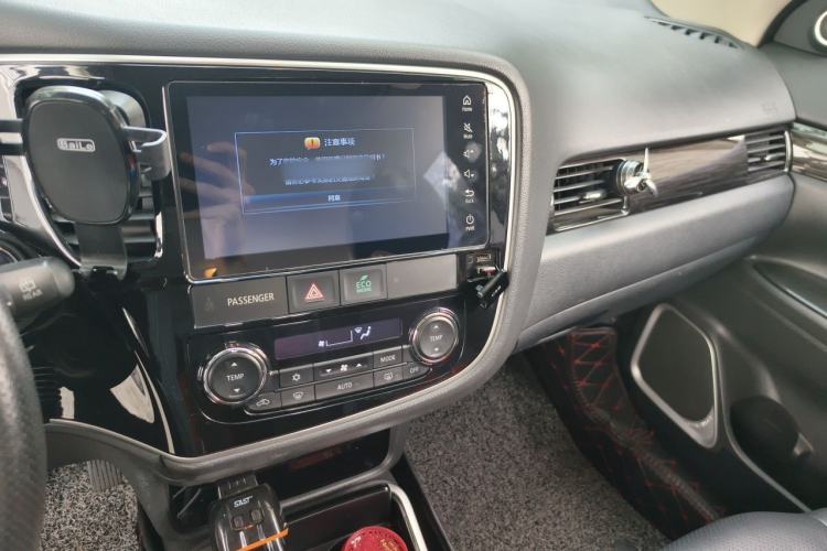 Used Mitsubishi Outlander 2017 2.0L Two-Wheel Drive Glory Edition 5 Seats Audio And AC Panel
