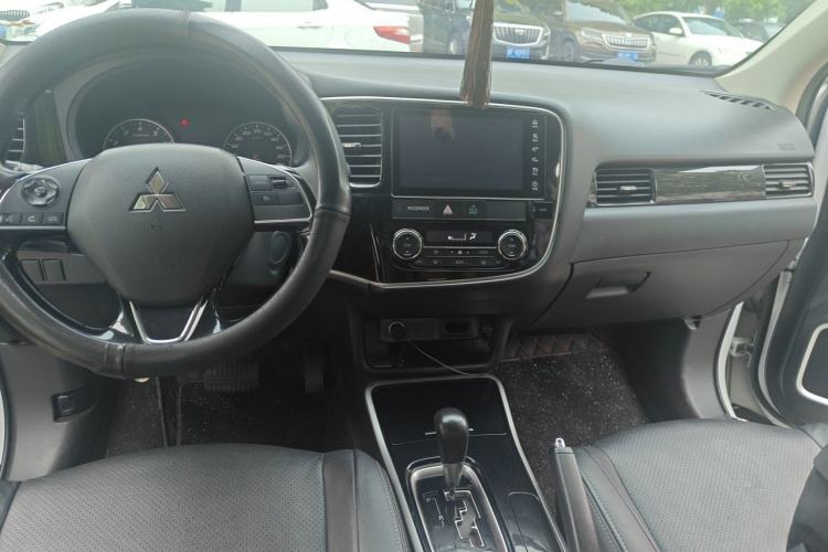 Used Mitsubishi Outlander 2017 2.0L Two-Wheel Drive Glory Edition 5 Seats Center Console