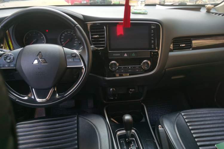 Used Mitsubishi Outlander 2017 2.0L Two-Wheel Drive Glory Edition 5 Seats Center Console