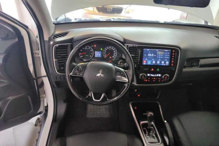 Used Mitsubishi Outlander 2017 2.0L Two-Wheel Drive Glory Edition 5 Seats Center Console