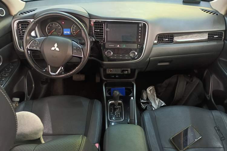 Used Mitsubishi Outlander 2017 2.0L Two-Wheel Drive Glory Edition 5 Seats Center Console