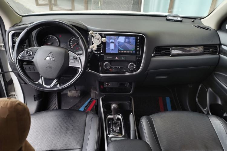 Used Mitsubishi Outlander 2017 2.0L Two-Wheel Drive Glory Edition 5 Seats Center Console
