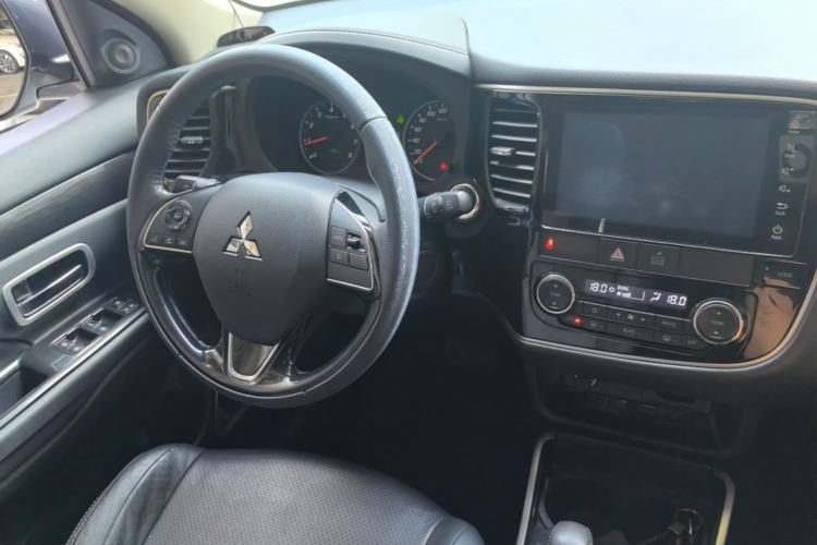 Used Mitsubishi Outlander 2017 2.0L Two-Wheel Drive Glory Edition 5 Seats Center Console
