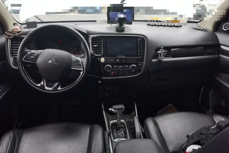 Used Mitsubishi Outlander 2017 2.0L Two-Wheel Drive Glory Edition 5 Seats Center Console