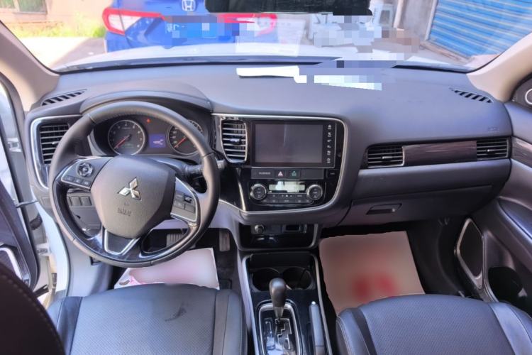 Used Mitsubishi Outlander 2017 2.0L Two-Wheel Drive Glory Edition 5 Seats Center Console