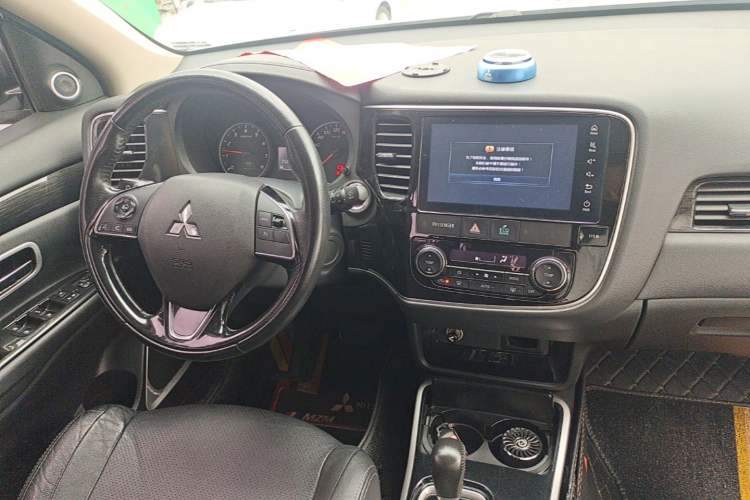 Used Mitsubishi Outlander 2017 2.0L Two-Wheel Drive Glory Edition 5 Seats Center Console