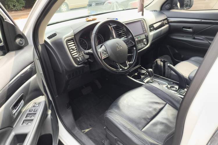 Used Mitsubishi Outlander 2017 2.0L Two-Wheel Drive Glory Edition 5 Seats Driver Seat