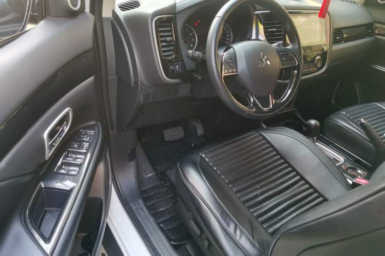 Used Mitsubishi Outlander 2017 2.0L Two-Wheel Drive Glory Edition 5 Seats Driver Seat