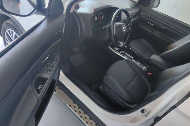 Used Mitsubishi Outlander 2017 2.0L Two-Wheel Drive Glory Edition 5 Seats Driver Seat