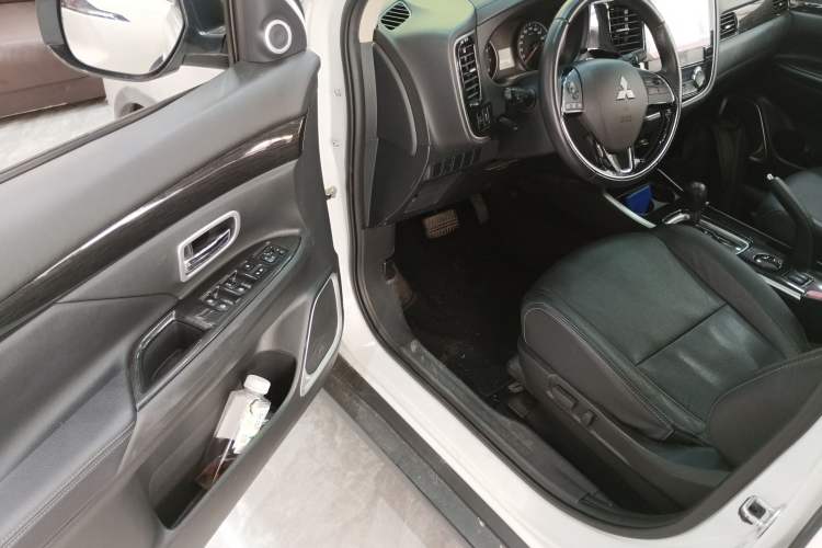 Used Mitsubishi Outlander 2017 2.0L Two-Wheel Drive Glory Edition 5 Seats Driver Seat