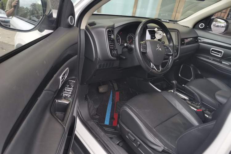 Used Mitsubishi Outlander 2017 2.0L Two-Wheel Drive Glory Edition 5 Seats Driver Seat