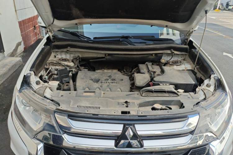 Used Mitsubishi Outlander 2017 2.0L Two-Wheel Drive Glory Edition 5 Seats Engine Bay
