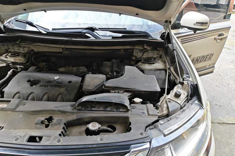 Used Mitsubishi Outlander 2017 2.0L Two-Wheel Drive Glory Edition 5 Seats Engine Bay Left