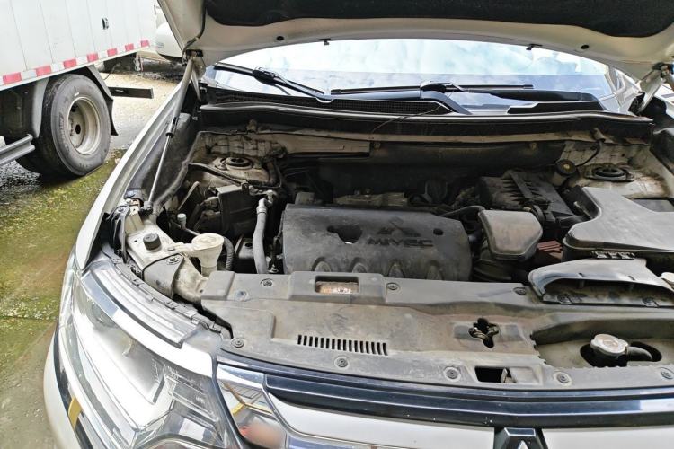 Used Mitsubishi Outlander 2017 2.0L Two-Wheel Drive Glory Edition 5 Seats Engine Bay Right