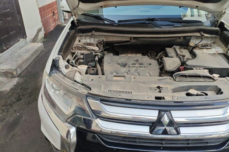 Used Mitsubishi Outlander 2017 2.0L Two-Wheel Drive Glory Edition 5 Seats Engine Bay Right