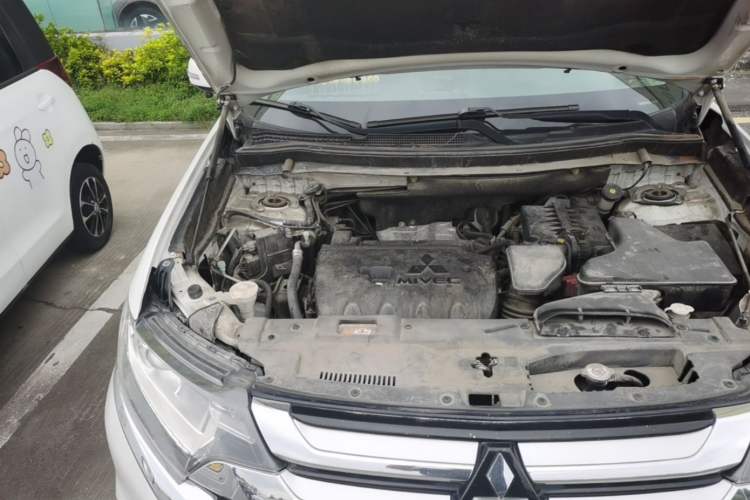 Used Mitsubishi Outlander 2017 2.0L Two-Wheel Drive Glory Edition 5 Seats Engine Bay Right