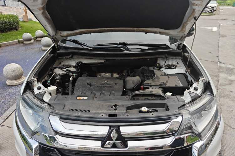 Used Mitsubishi Outlander 2017 2.0L Two-Wheel Drive Glory Edition 5 Seats Engine Bay