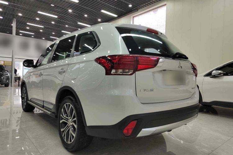 Used Mitsubishi Outlander 2017 2.0L Two-Wheel Drive Glory Edition 5 Seats Exterior 3