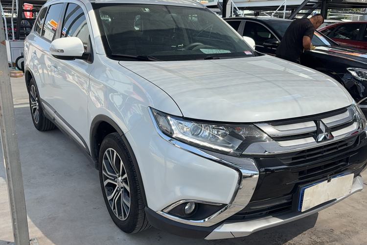 Used Mitsubishi Outlander 2017 2.0L Two-Wheel Drive Glory Edition 5 Seats Exterior 3