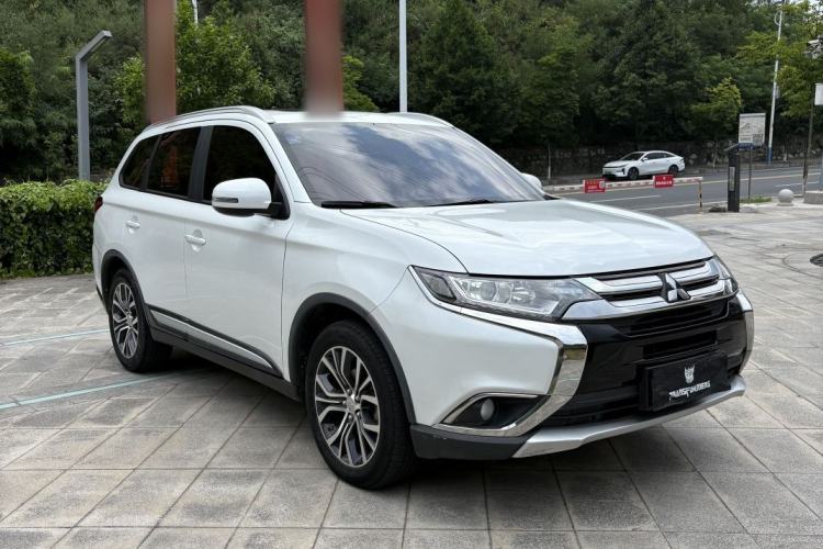 Used Mitsubishi Outlander 2017 2.0L Two-Wheel Drive Glory Edition 5 Seats Exterior 3