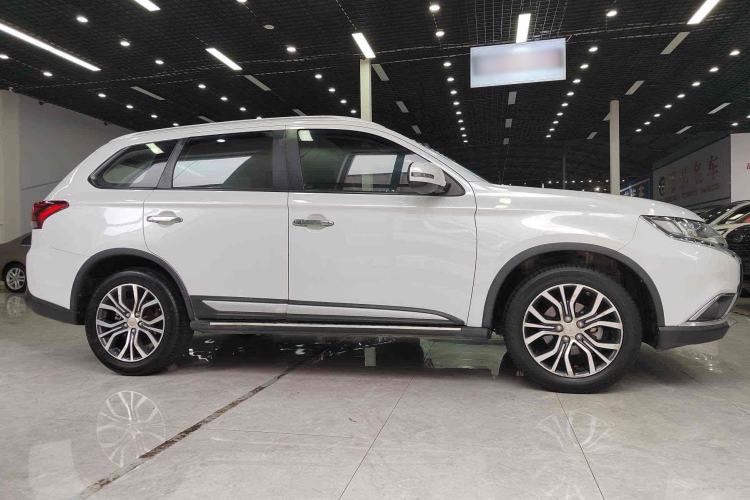 Used Mitsubishi Outlander 2017 2.0L Two-Wheel Drive Glory Edition 5 Seats Exterior 6