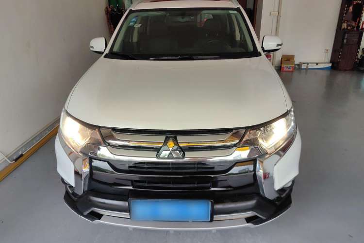 Used Mitsubishi Outlander 2017 2.0L Two-Wheel Drive Glory Edition 5 Seats Front