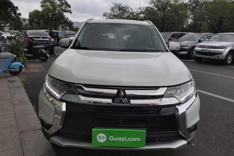 Used Mitsubishi Outlander 2017 2.0L Two-Wheel Drive Glory Edition 5 Seats Front