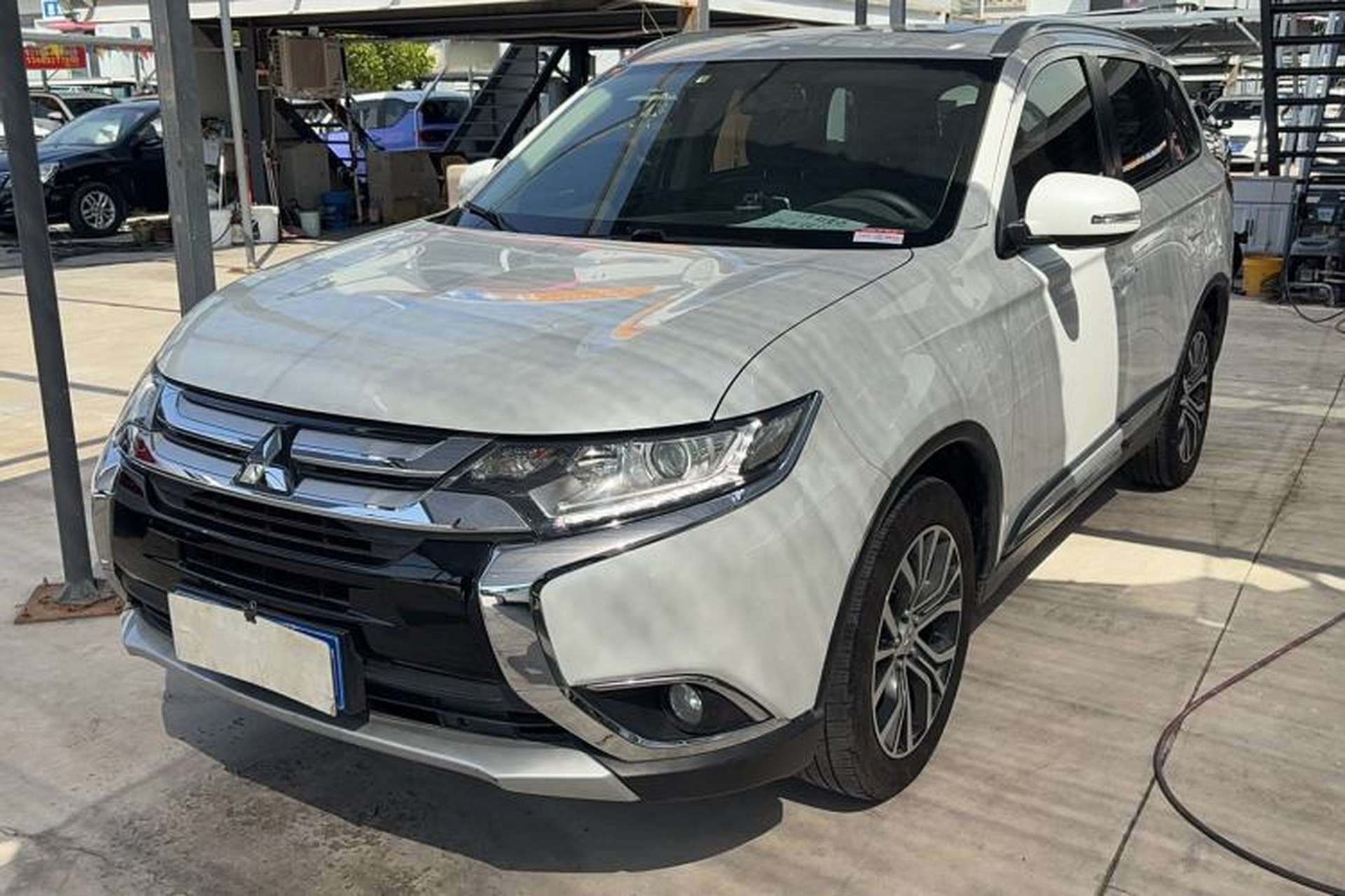 Used Mitsubishi Outlander 2017 2.0L Two-Wheel Drive Glory Edition 5 Seats Front Left 45 Deg